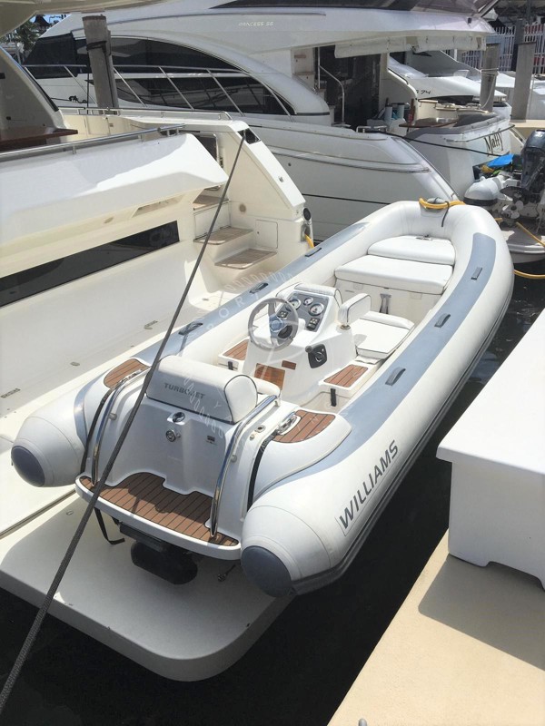 2013 FERRETTI 720 FLY