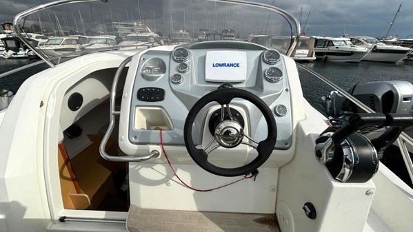 2013 BENETEAU FLYER 850 SUN DECK