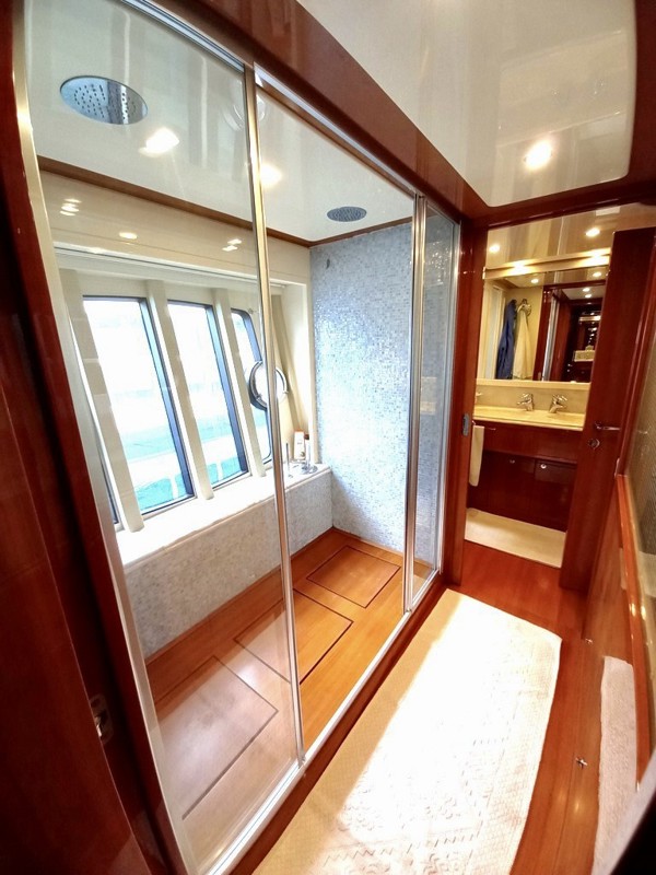 2006 FERRETTI 830