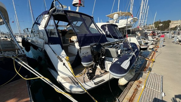 2011 FAIRLINE TARGA 44 