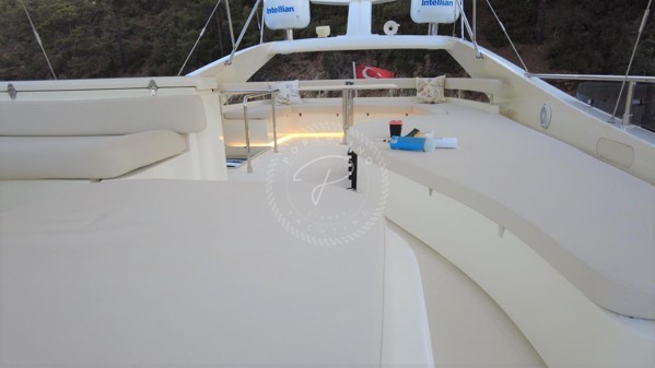 2003 FERRETTI YACHTS 590