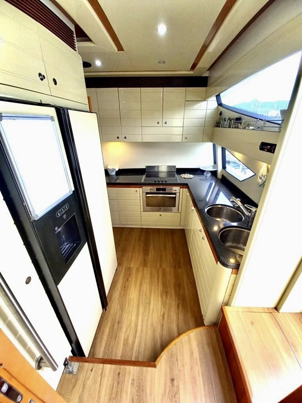 2006 FERRETTI 830