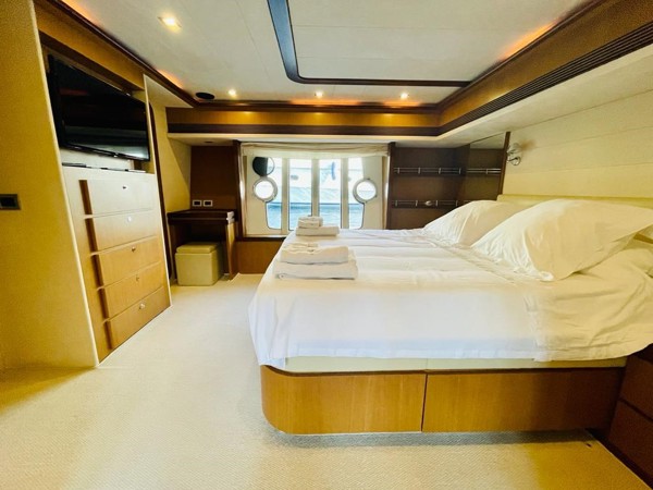 2007 FERRETTI YACHTS 731