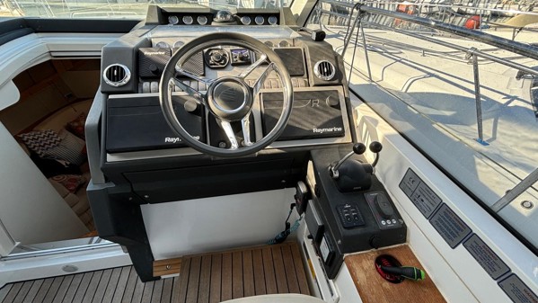 2011 FAIRLINE TARGA 44 