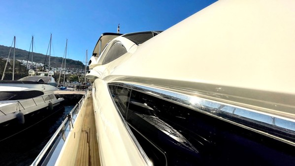 2005/2017 SUNSEEKER 105 YACHT