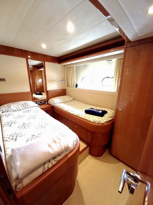 2006 FERRETTI 830