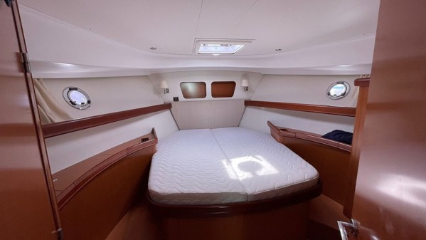 2010 BENETEAU SWIFT TRAWLER 42