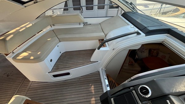 2011 FAIRLINE TARGA 44 