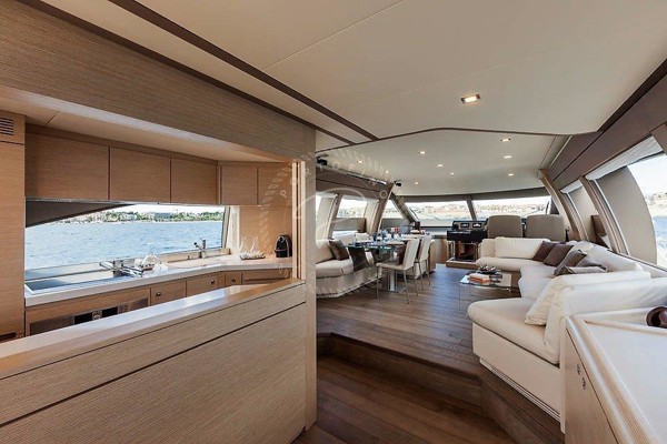 2013 FERRETTI 690