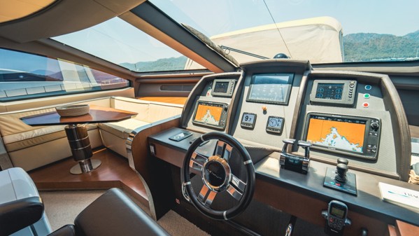 2013 AZIMUT 84 FLYBRIDGE