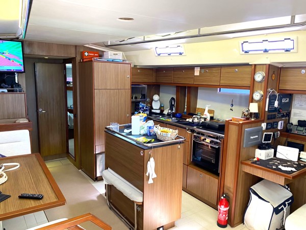 2010 BAVARIA 55 CRUISER