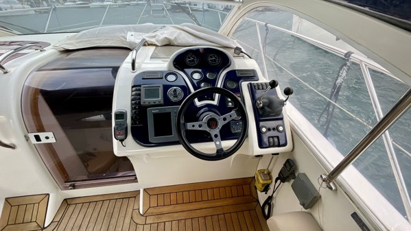 2005 FAIRLINE TARGA 34