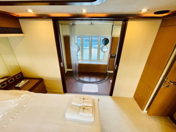 2007 FERRETTI YACHTS 731