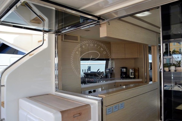 2013 FERRETTI 690