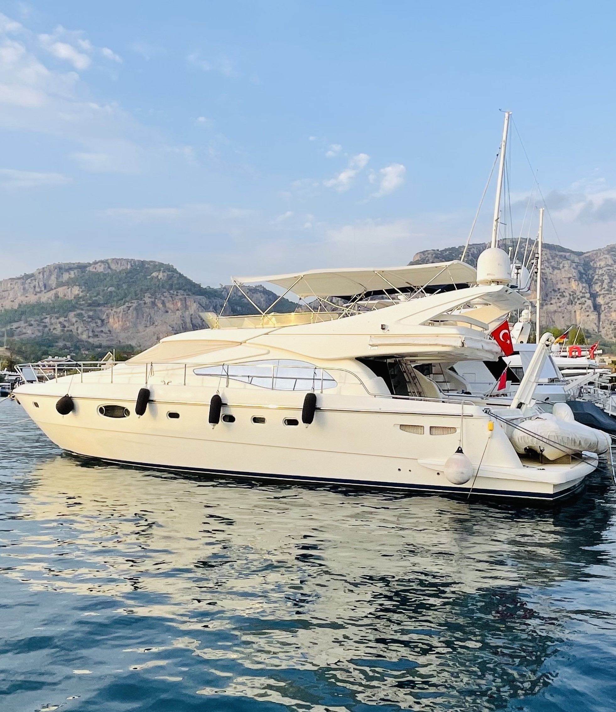 2004 FERRETTI YACHTS 590